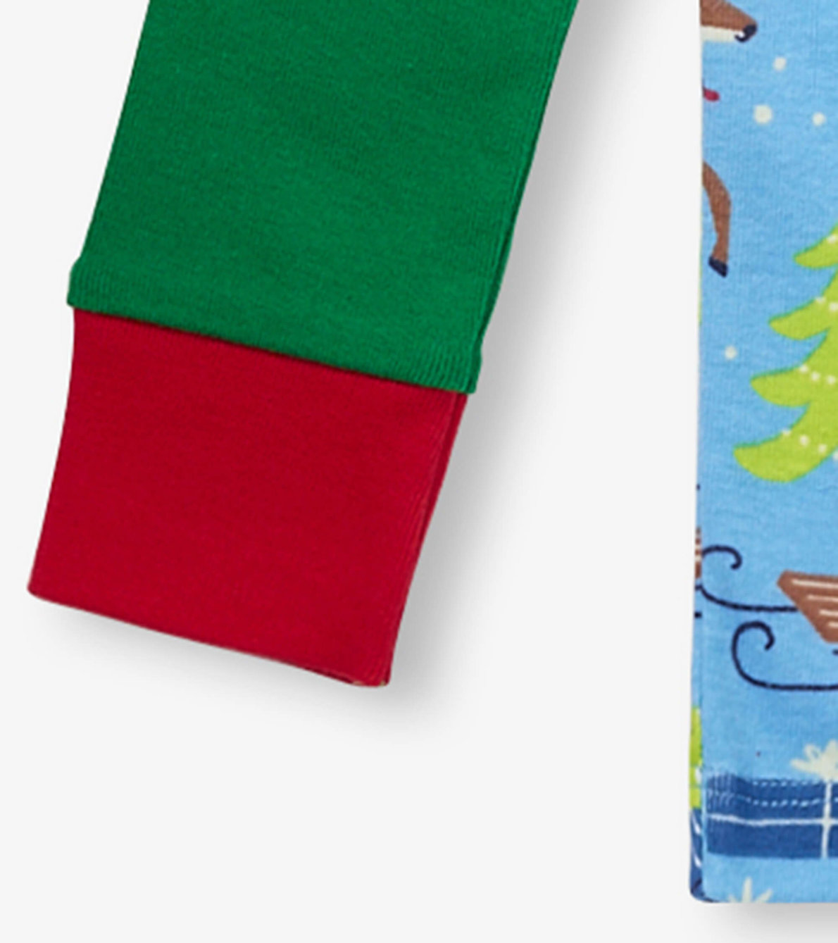 Agrandir l'image de Pyjama avec haut à manches raglan pour enfant – Matin de Noël sur fond bleu