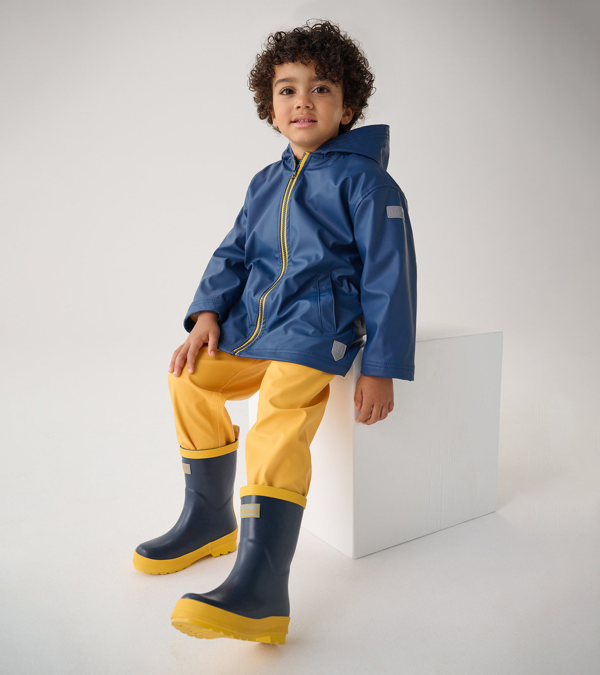 Agrandir l'image de Bottes de pluie au fini mat pour enfant – Bleu marine avec bordures jaunes