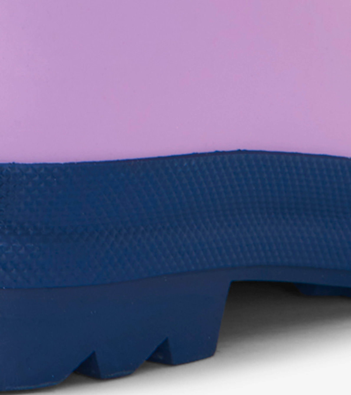Agrandir l'image de Bottes de pluie au fini mat pour enfant – Lilas avec bordures bleu marine