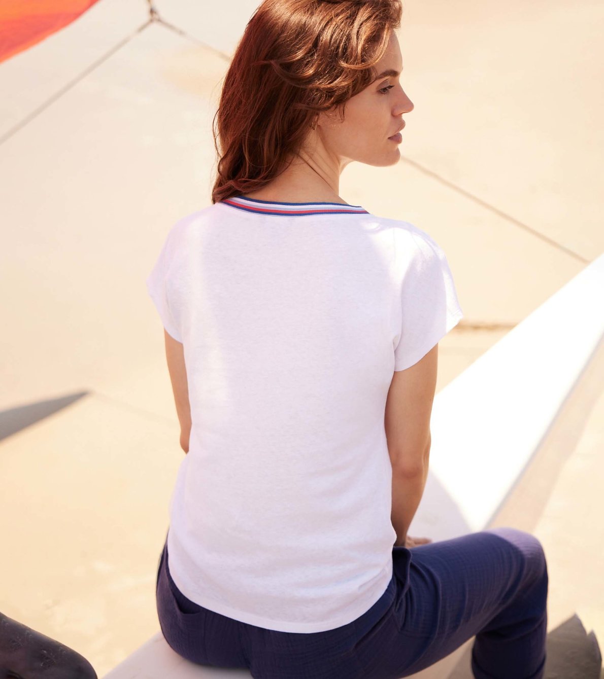 Agrandir l'image de T-shirt à encolure en V Paxton – Blanc