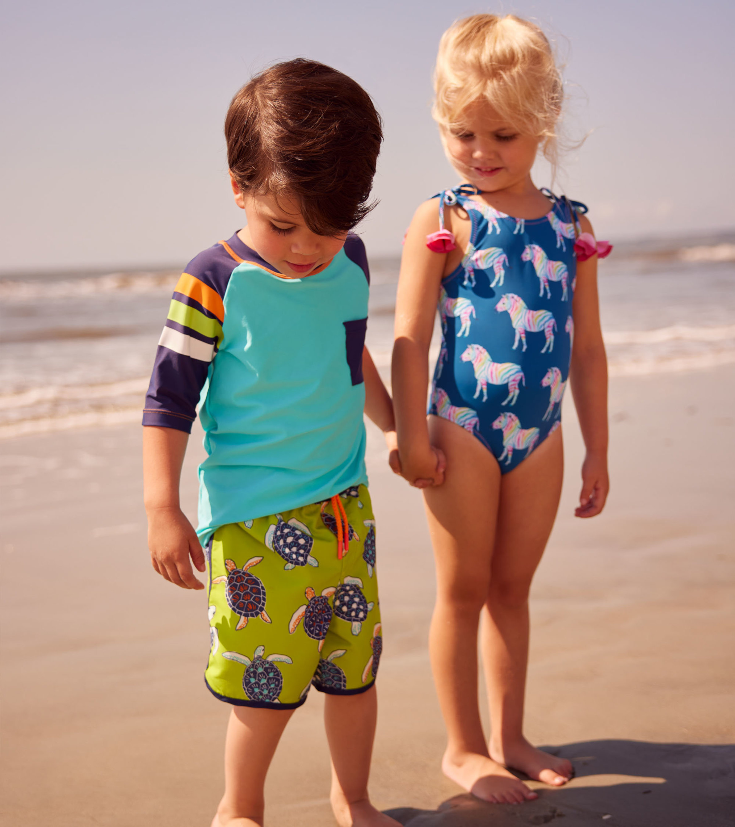 取寄) ハットレイ キッズ ガールズ レインボー ストライプ スイム ショーツ (トドラー リトル キッズ ビッグ キッズ) Hatley Kids  girls Hatley Kids Rainbow Stripes Swim Shorts (Toddler Little Kids Big  Kids) Purple - フィットネス水着